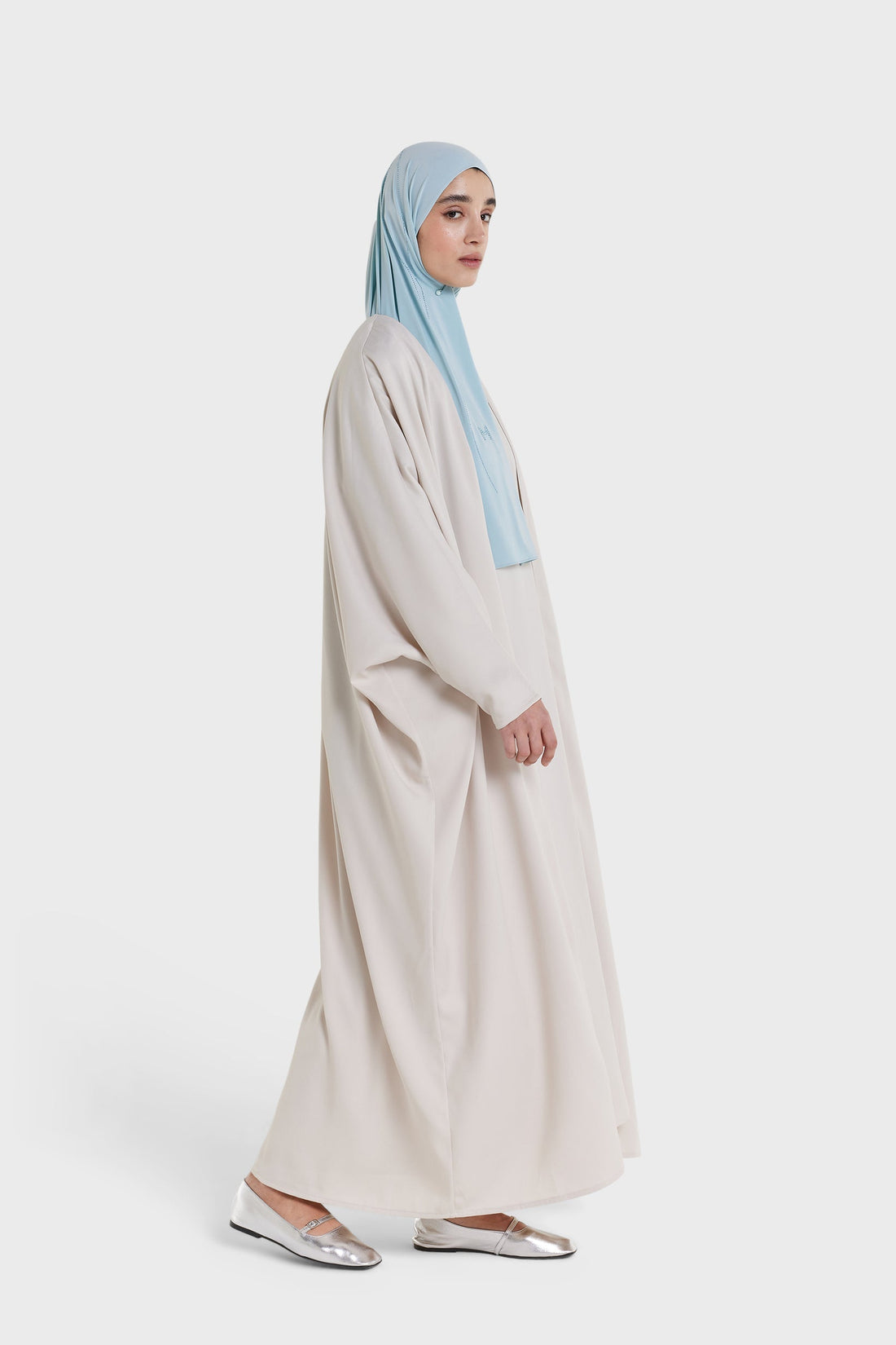 Doffe satijnen vleermuismouw abaya | Biscuit