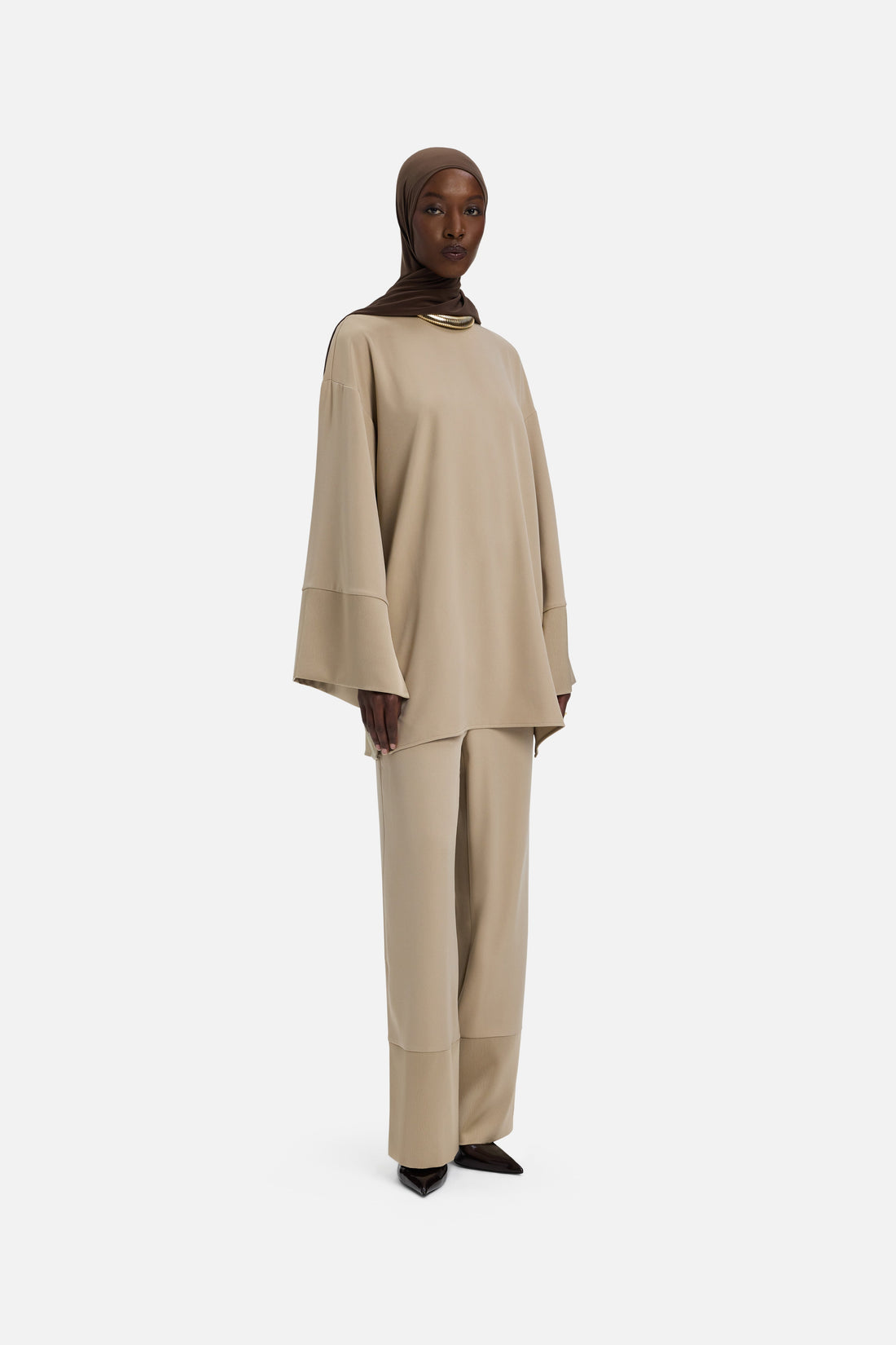 Satijnen blouse met bies | Mokka